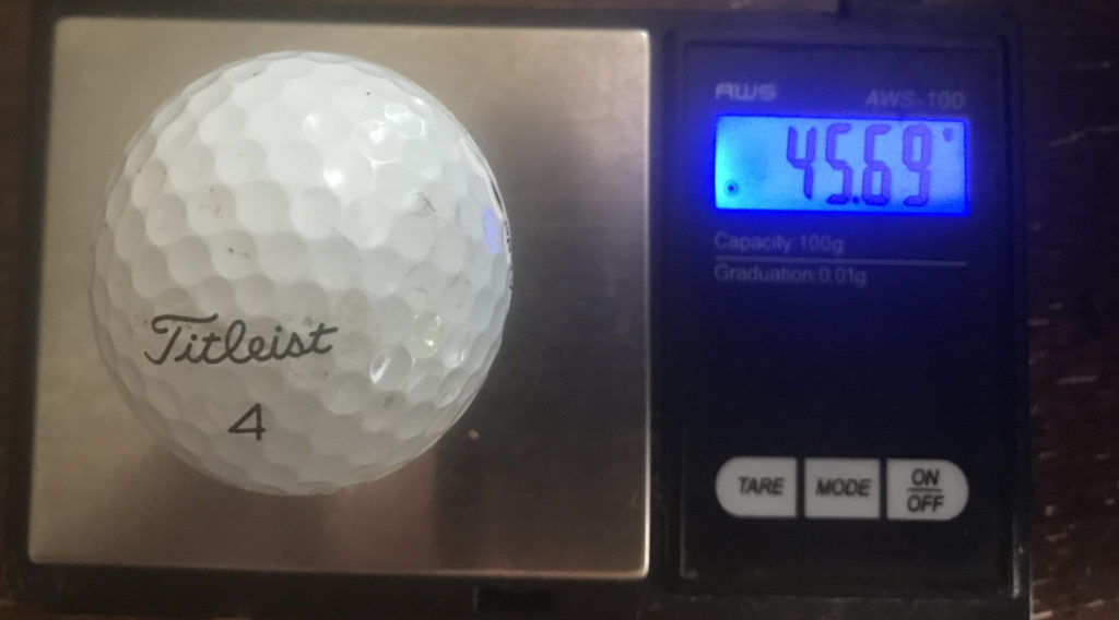 Quanto é que uma bola de golfe pesa?